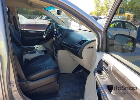 2015 Chrysler Town & Country Touring z USA, uszkodzony, nr VIN 2C4RC1BG9FR617779